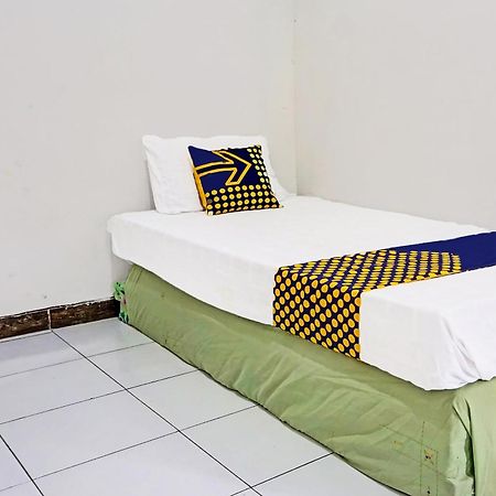 Oyo Life 91896 Kost Bu Dewi Syariah Hotel Pasuruan Exterior photo