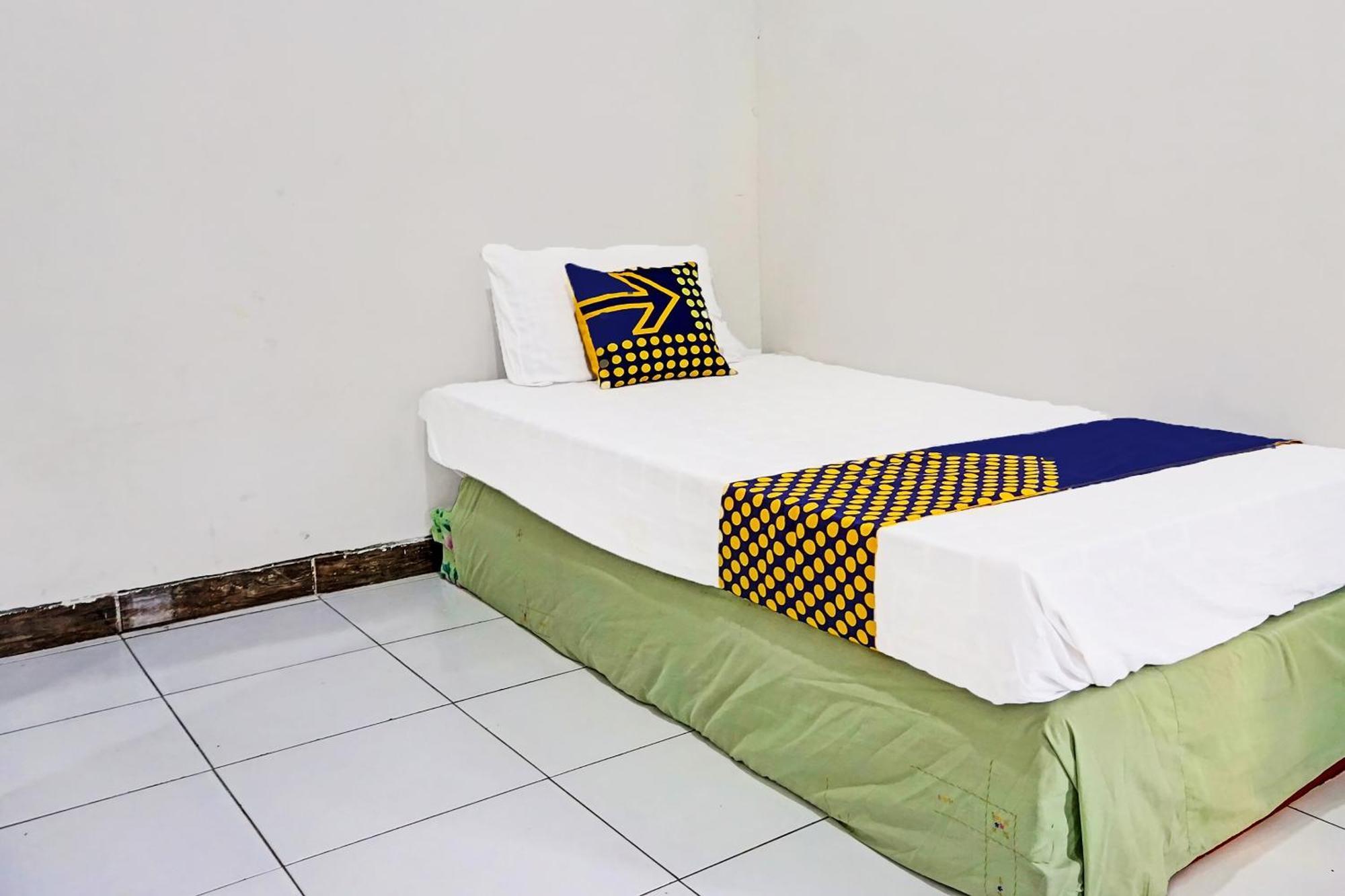 Oyo Life 91896 Kost Bu Dewi Syariah Hotel Pasuruan Exterior photo
