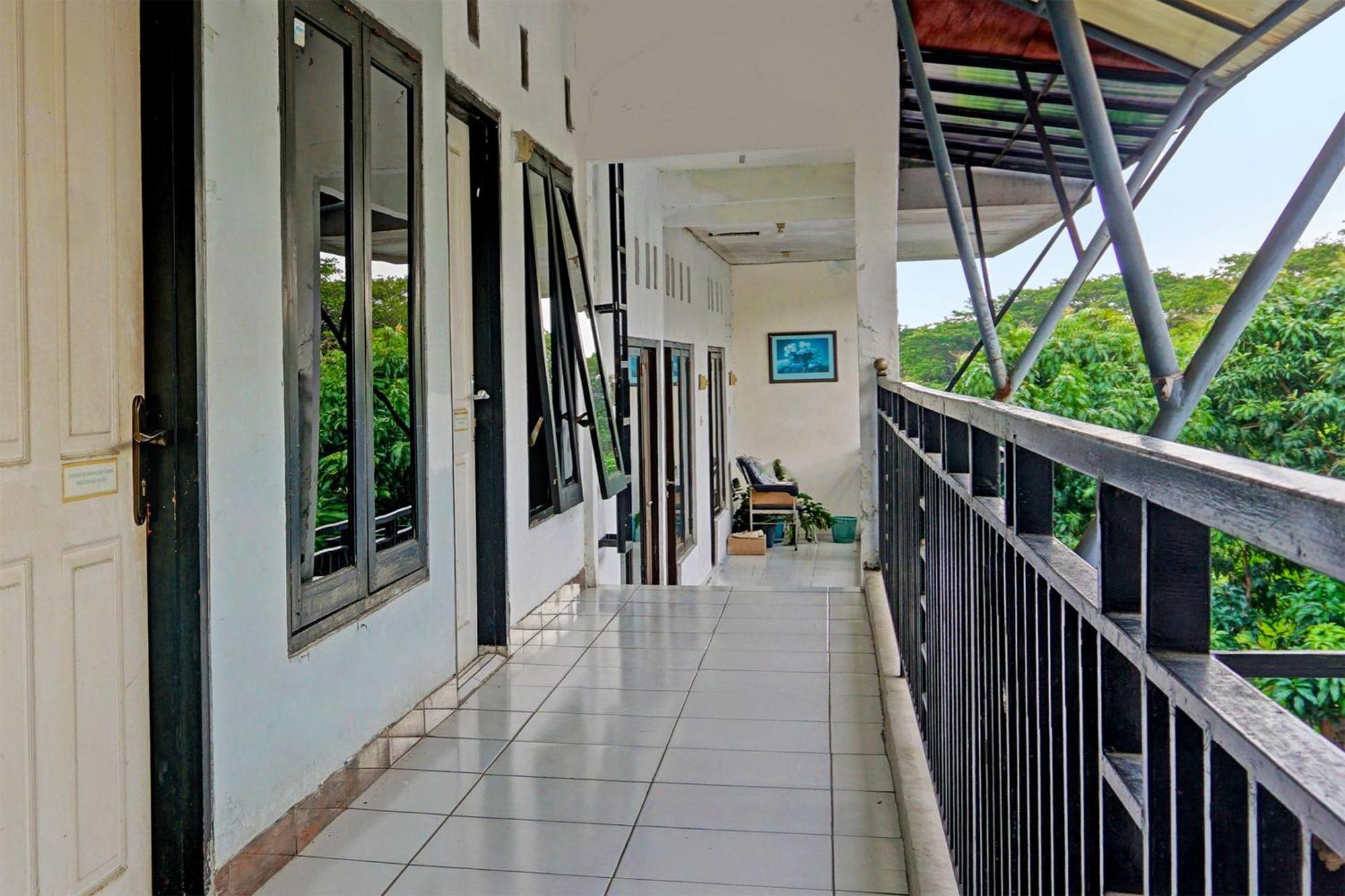 Oyo Life 91896 Kost Bu Dewi Syariah Hotel Pasuruan Exterior photo