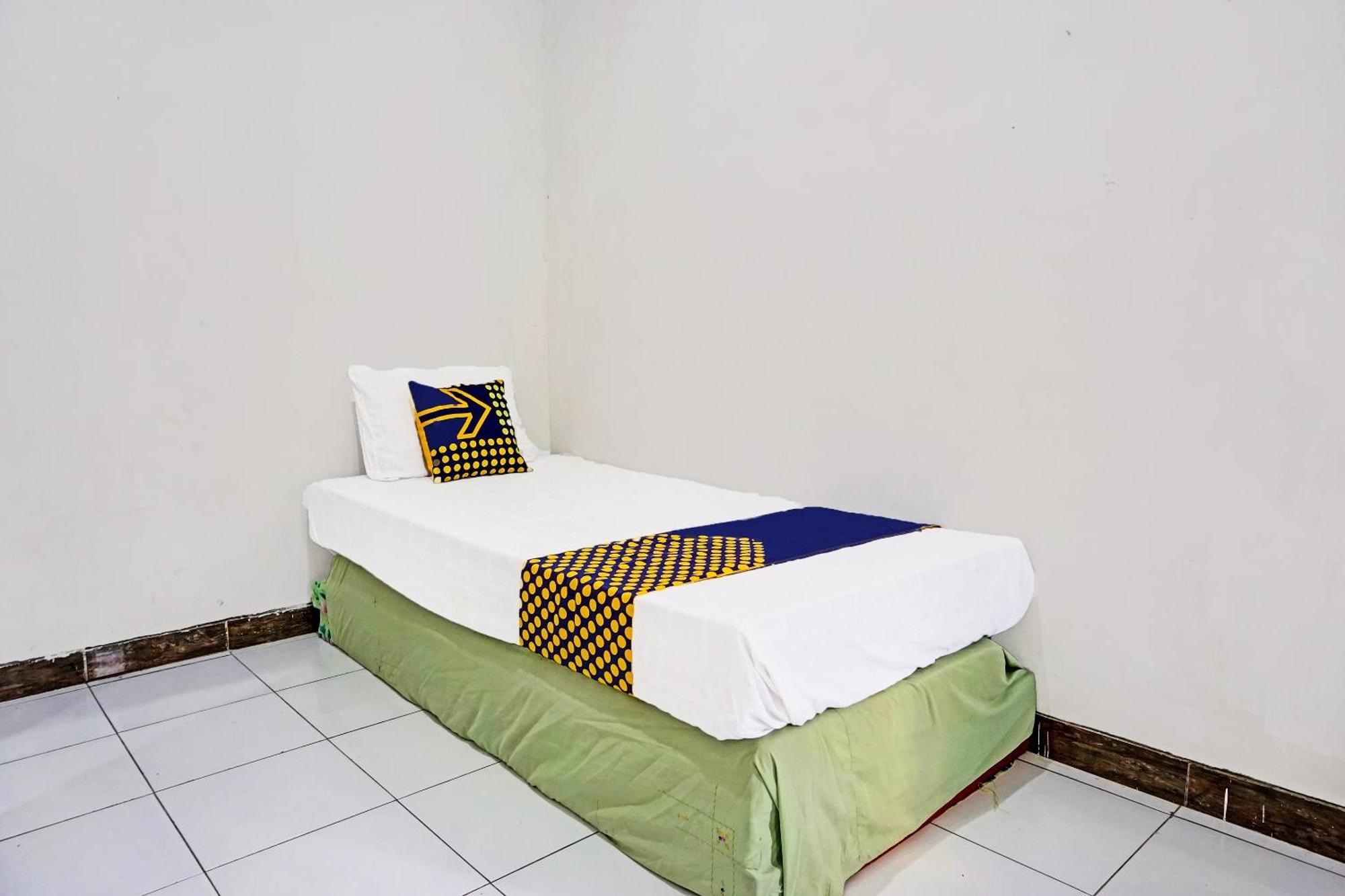 Oyo Life 91896 Kost Bu Dewi Syariah Hotel Pasuruan Exterior photo