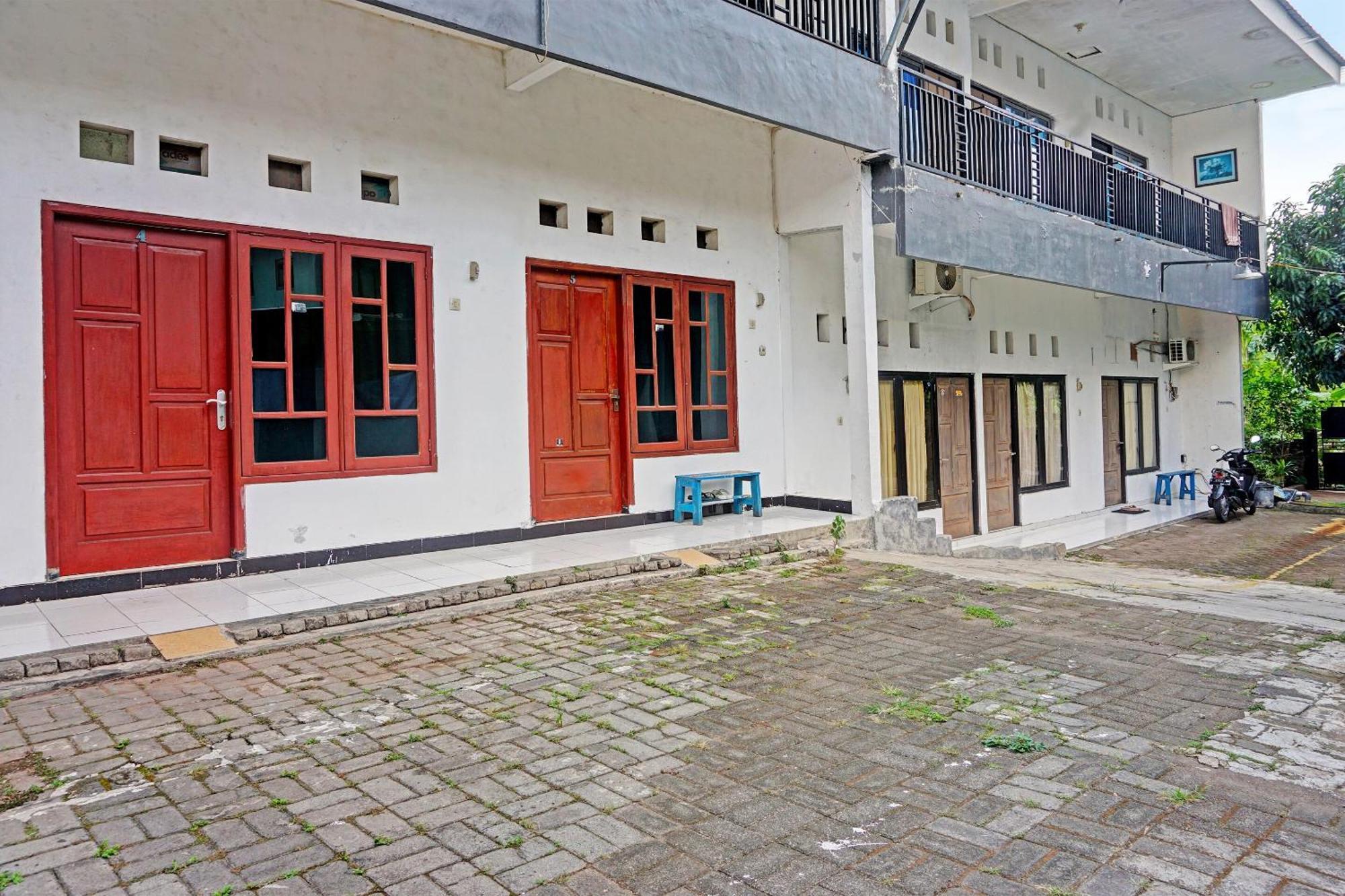 Oyo Life 91896 Kost Bu Dewi Syariah Hotel Pasuruan Exterior photo