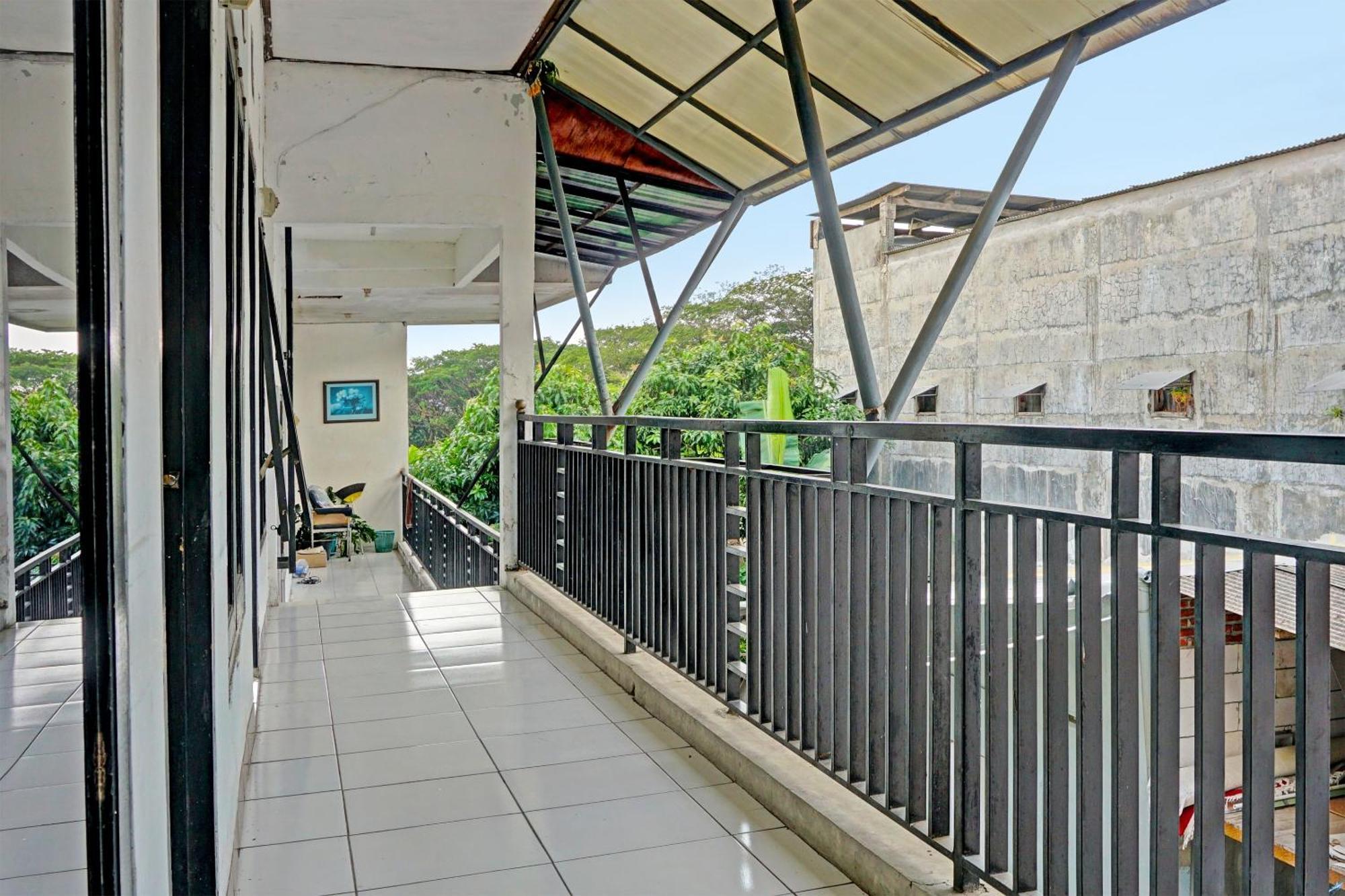 Oyo Life 91896 Kost Bu Dewi Syariah Hotel Pasuruan Exterior photo