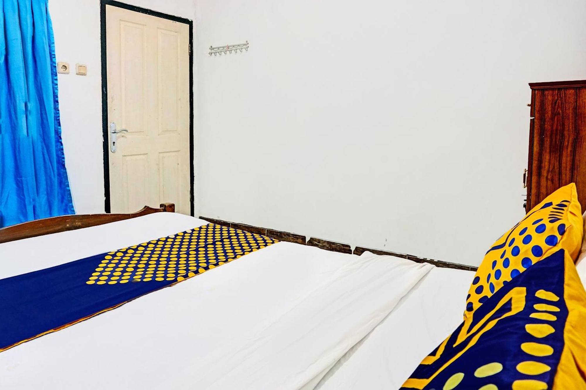 Oyo Life 91896 Kost Bu Dewi Syariah Hotel Pasuruan Exterior photo