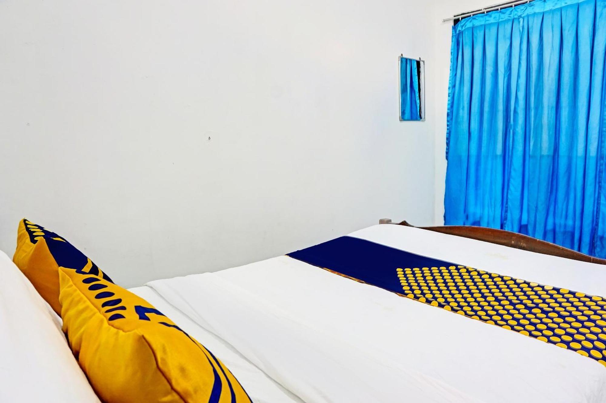 Oyo Life 91896 Kost Bu Dewi Syariah Hotel Pasuruan Exterior photo