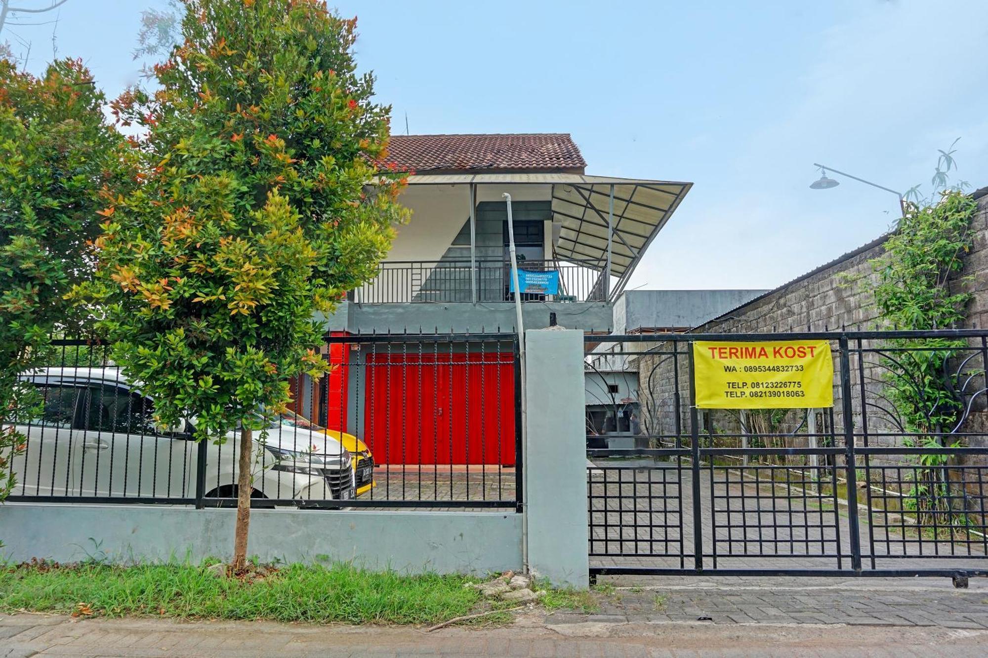 Oyo Life 91896 Kost Bu Dewi Syariah Hotel Pasuruan Exterior photo